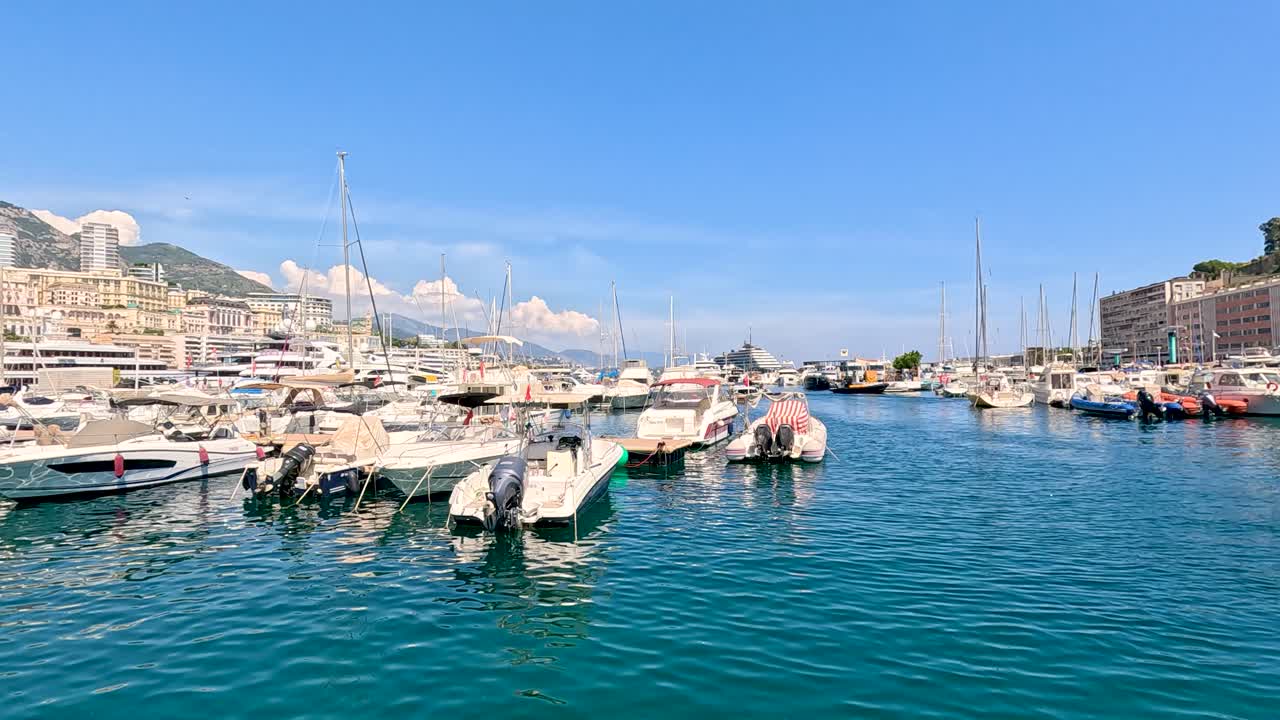 Barche ormeggiate nel pittoresco porto turistico di Monte Carlo