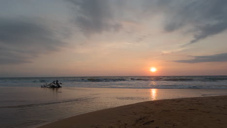 escena de la playa al atardecer