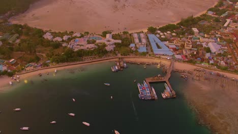 vista aérea de un complejo turístico de una isla tropical al atardecer