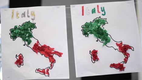 mapas decorativos de estudiantes de italia colgados en un salón de clases
