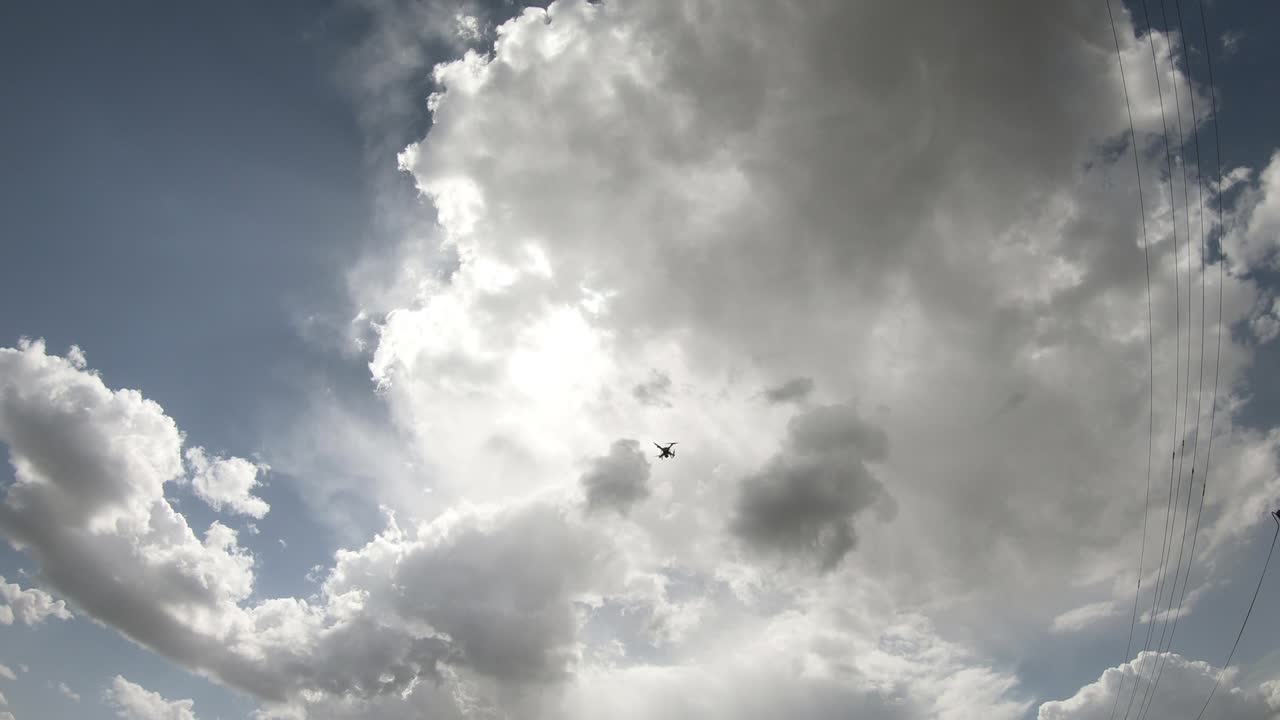 밝은 태양이 빛나고 구름 뒤에 드러나는 구름 풍경의 시간 경과.