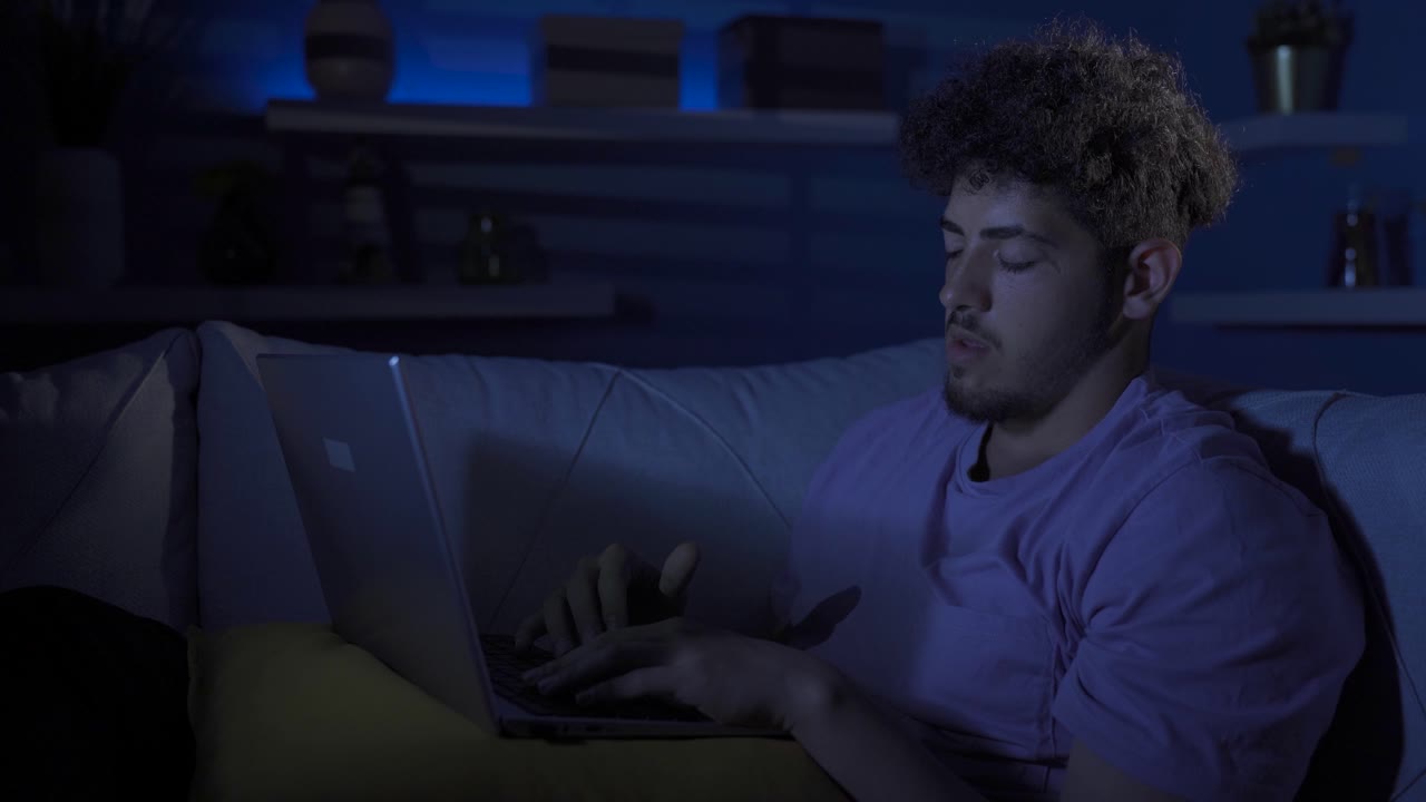 un joven infeliz y deprimido solo por la noche en casa.