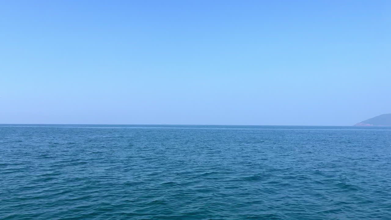 바다의 평온한 파동의 공중 사진 (고아, 인도, 4k 드론)