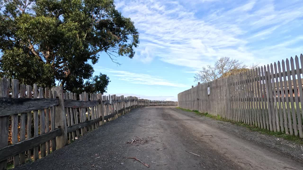 나무 울타리 로 둘러싸인  도로
