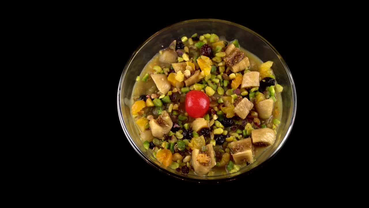 postre turco asure con decoración de frutas secas