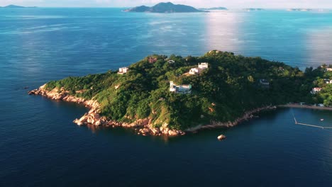 Cheung-Chau-Colorida-Isla-Tropical-Follaje-Exuberante-Vista-Aérea-órbita-Izquierda-Alrededor-De-La-Costa-Vista-Al-Mar