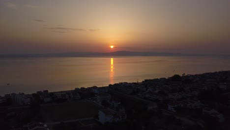 Puesta-De-Sol-En-El-Mediterráneo-Desde-Arriba-Capturando-Islas-Griegas-Y-El-Mar-Egeo-Junto-A-Halkidiki,-Disparo-De-Drones