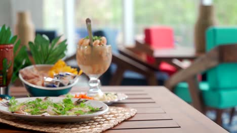 cócteles de camarones con mariscos y deslizador de aguachile dentro de un restaurante mexicano