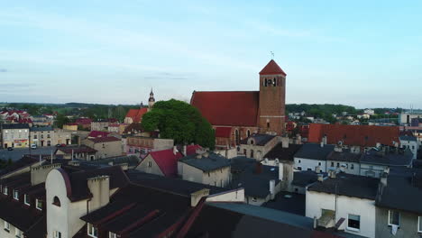 iglesia sobre la acogedora ciudad
