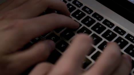 primer plano de los dedos escribiendo en un teclado moderno
