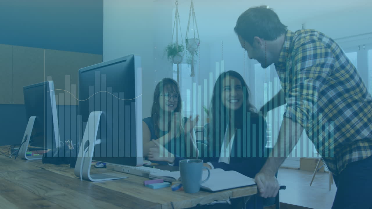 animación del procesamiento de datos financieros sobre diversas personas de negocios en la oficina
