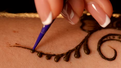 artista del tatuaje de henna en el trabajo
