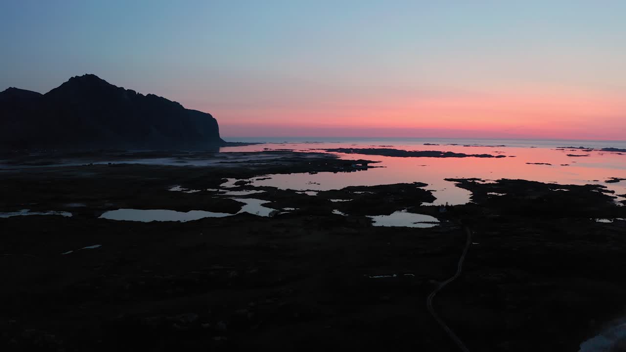 fotografía aérea del campo de lofoten en noruega durante la puesta de sol de la hora azul