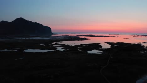 Toma-Aérea-De-La-Campiña-De-Lofoten-En-Noruega-Durante-La-Puesta-De-Sol-De-La-Hora-Azul