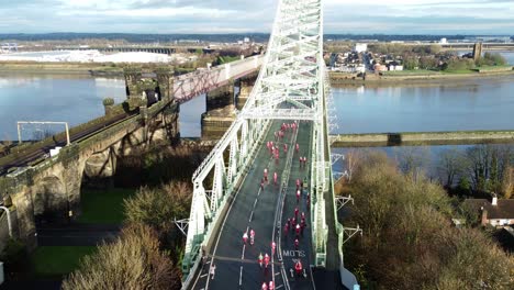 Caridad-Santa-Dash-Divertido-Atropellar-Runcorn-Jubileo-De-Plata-Puente-Vista-Aérea-Lento-Descender