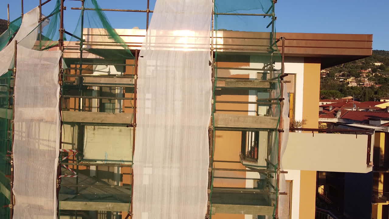 colinas que revelan una toma de los edificios residenciales de reggello en construcción cerca de la escuela secundaria al atardecer