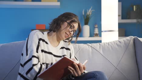 la mujer que escribe sus recuerdos en un diario.