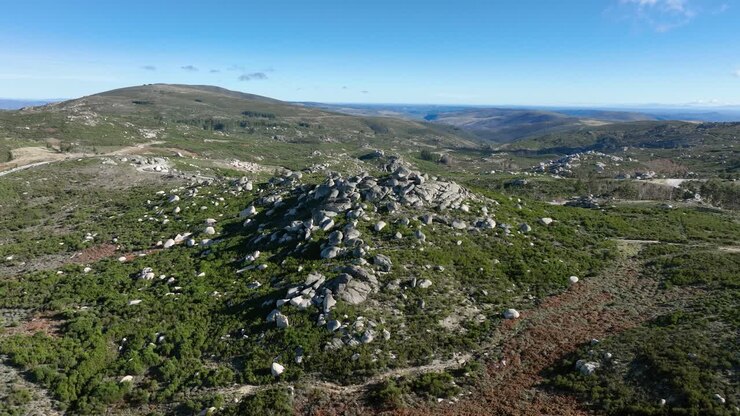 Klippefremspring i Serra da Estrelas bjerglandskab