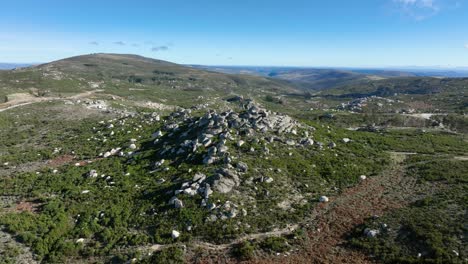 afloramiento rocoso en la serra da estrela paisaje montañoso