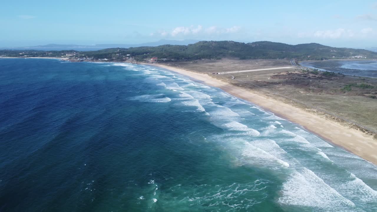 playa lanzada en galicia en españa, filmada con drone y buen clima