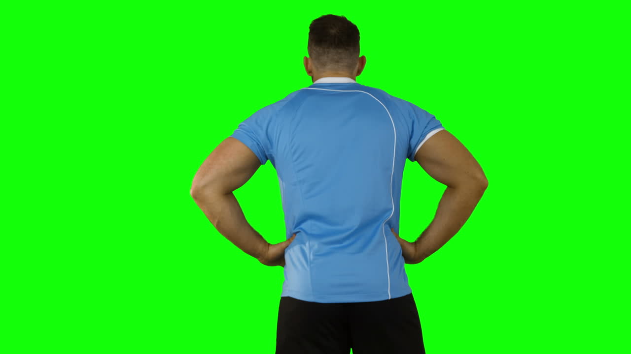 jugador de rugby serio en fondo verde