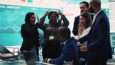 un grupo de empleados de diversas empresas celebra un resultado exitoso