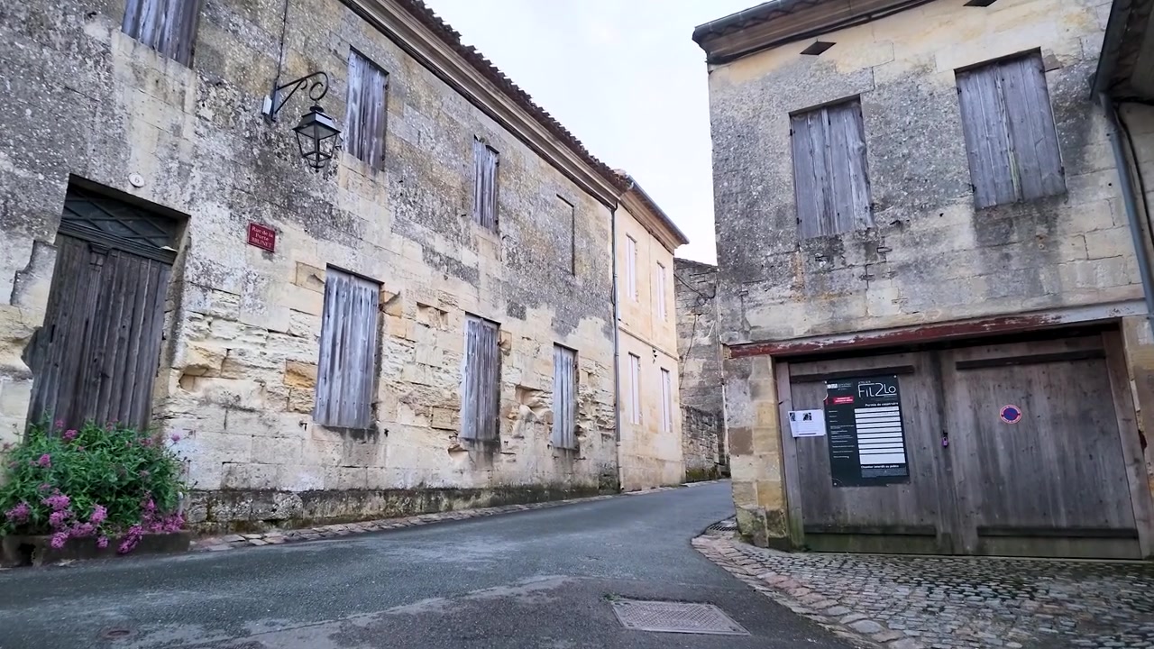 Una lenta panoramica della telecamera cattura l'antica architettura in pietra e le persiane in legno a Bordeaux, Francia.