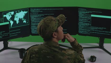 oficial militar que analiza los datos globales