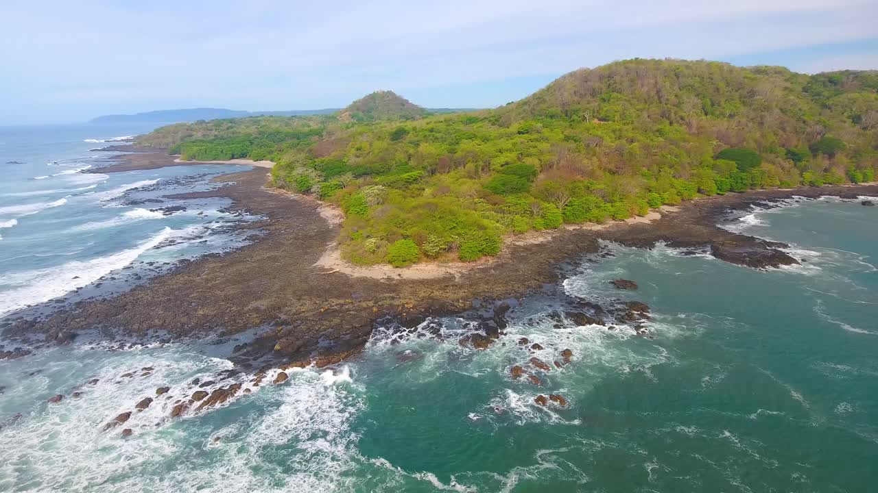 orbitando alrededor de piedra point en un brillante día soleado frente a la costa de costa rica en verano