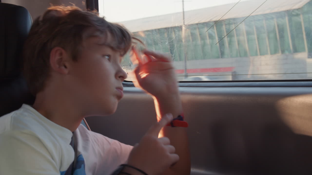 長い車の旅は彼を退屈と疲れさせます