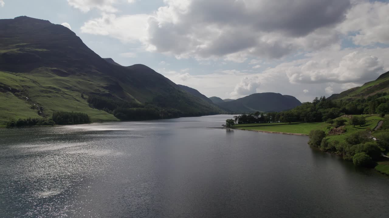 화창한 날, 호수 지구, 컴브리아, 영국에 크럼목 물 위로 앞으로 날아가는 드론 샷