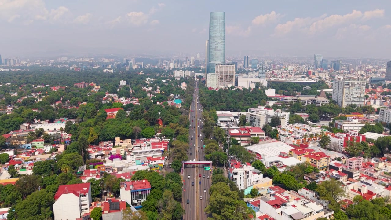 Churubusco koridorundaki araç trafiğinin drone panoraması.