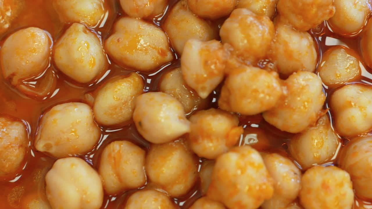 primer plano de garbanzos en un cuenco
