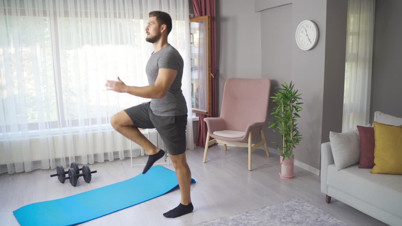 joven deportivo que trabaja las piernas y el cuerpo practicando solo en casa.