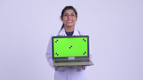 joven y hermosa mujer india doctor