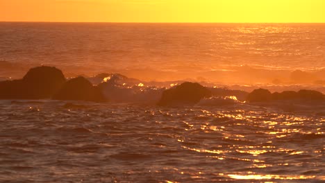 le coucher de soleil côtier de la californie en 4k; monterey bay, états-unis