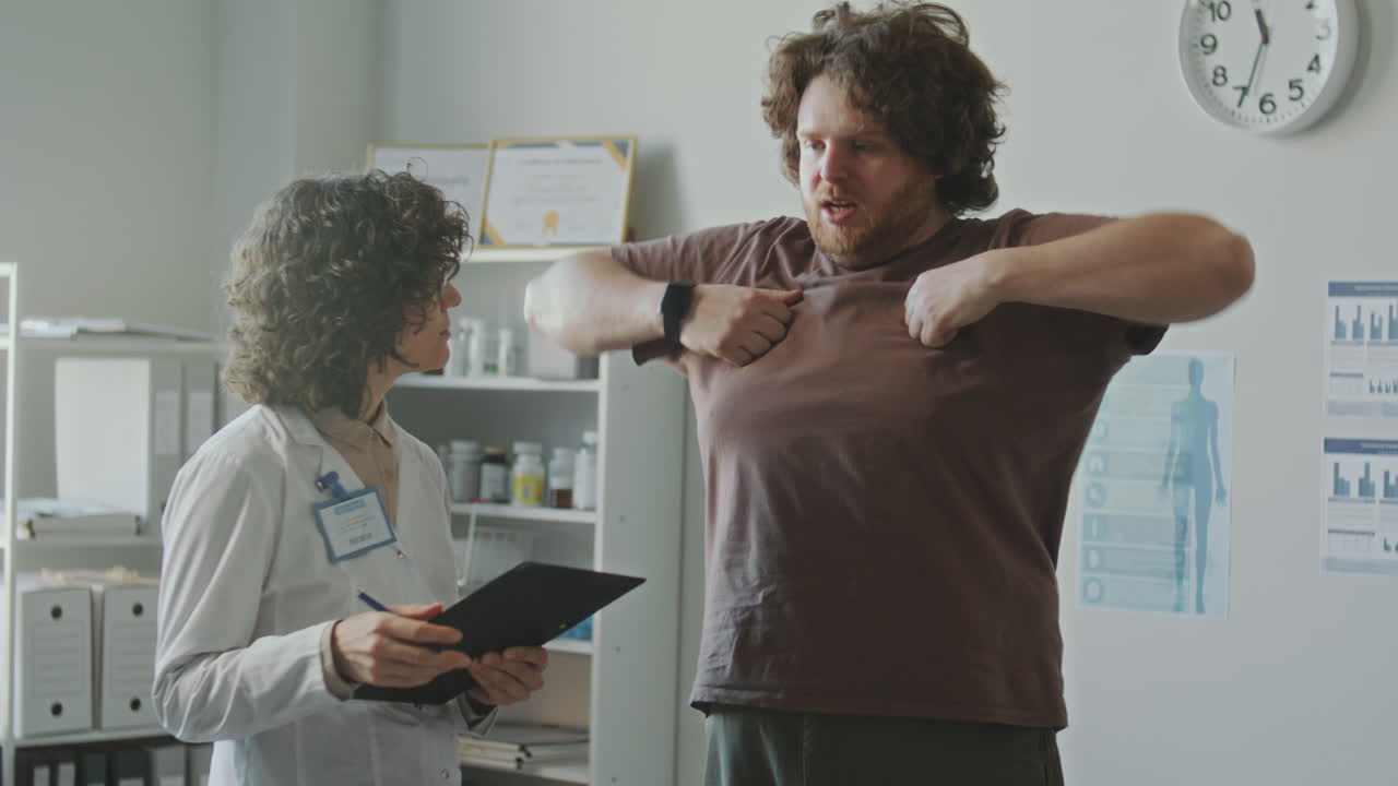 médico examinando a un paciente