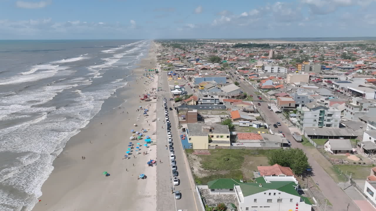 Cảnh quay trên không bằng drone theo kiểu thị sai ngang từ đường chính ra bờ biển Đại Tây Dương ở Cidreira, Rio Grande do Sul, Brazil. Được ghi hình bằng D Log với màu 10 bit.