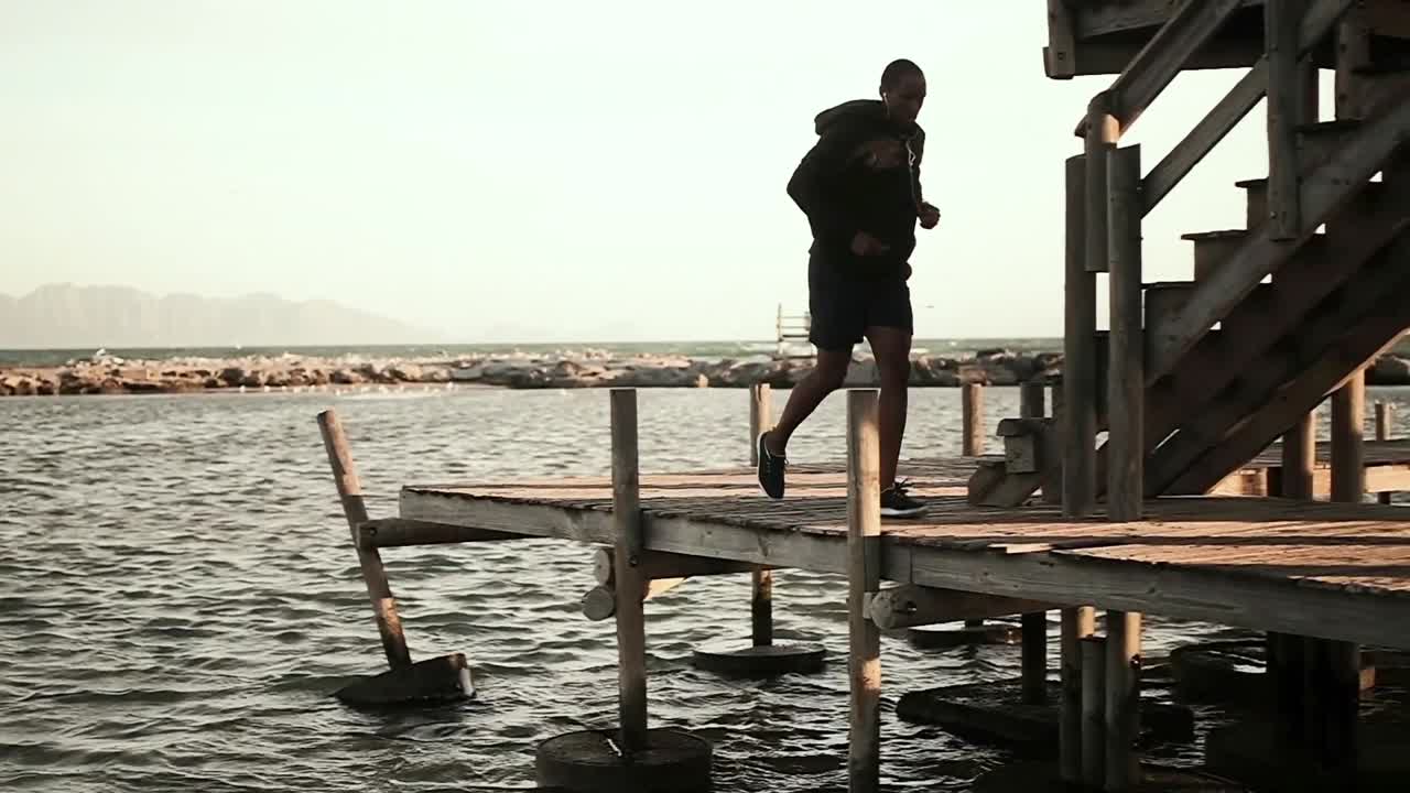 산책로에서 달리는 남자