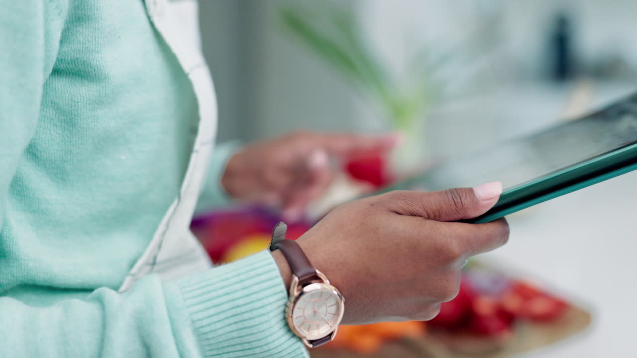 manos de cocina, tableta y búsqueda de personas en la cocina