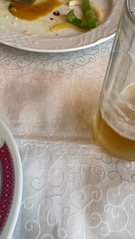 plato vacío y bebida en una mesa