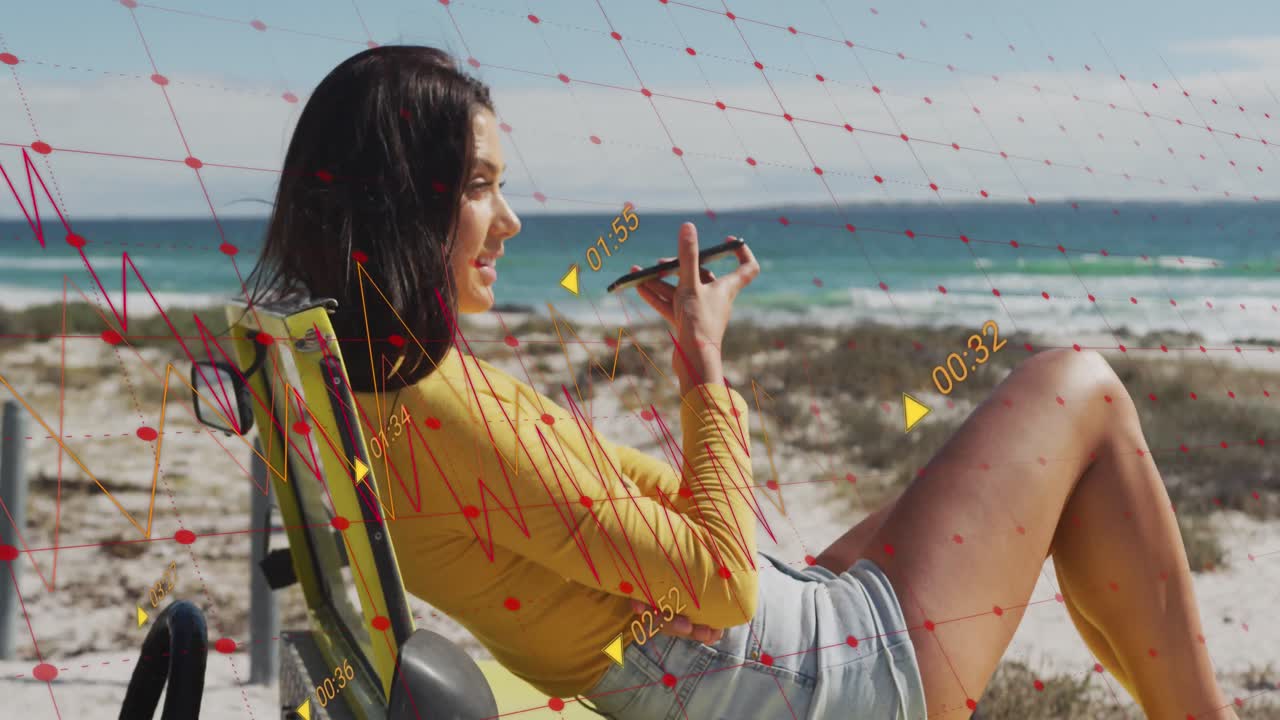 animación del procesamiento de datos sobre una mujer caucásica que usa un teléfono inteligente