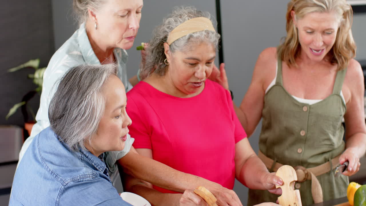 grupo diverso de mujeres mayores que participan en una clase de cocina en casa