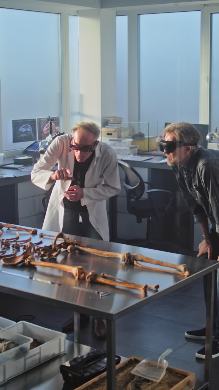científicos examinando esqueletos antiguos usando tecnología vr