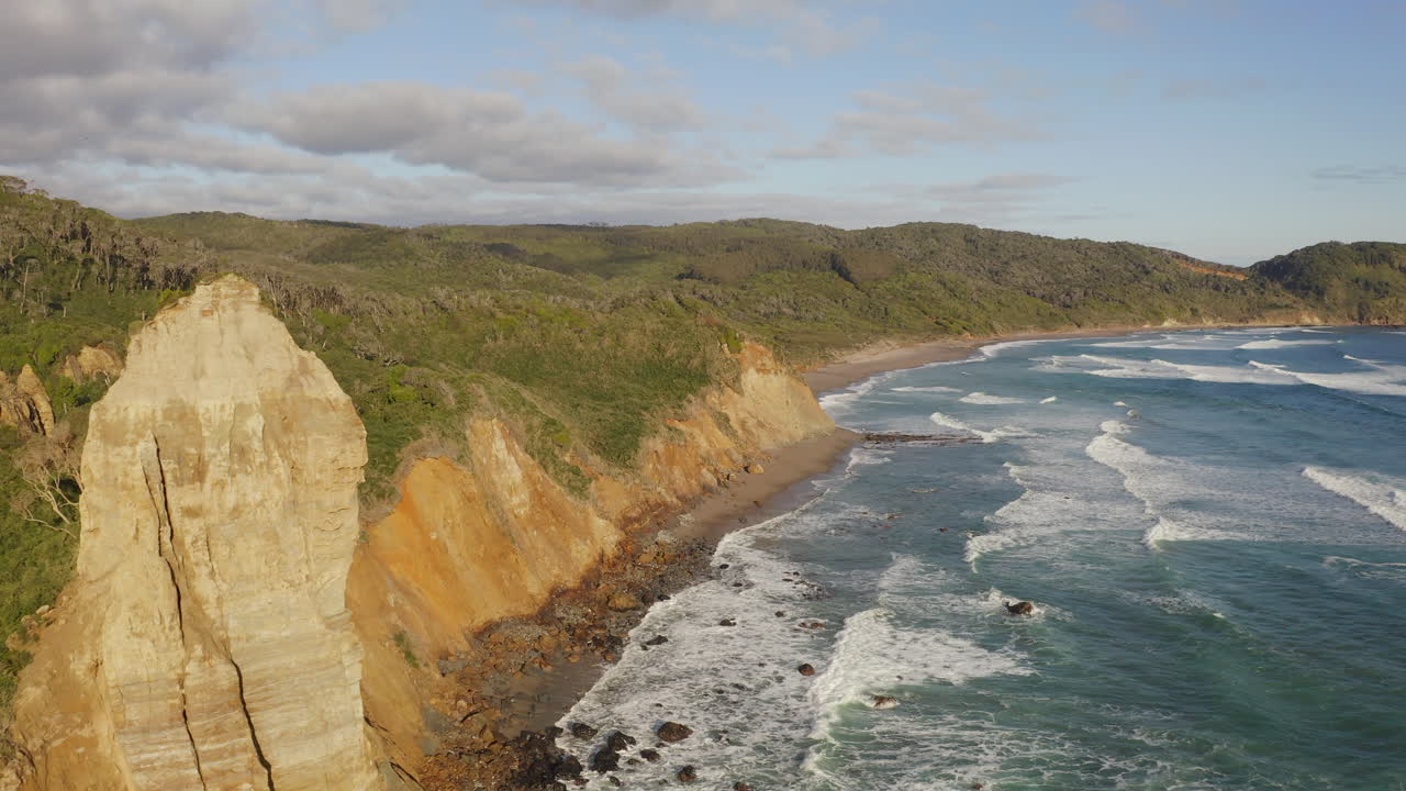 Volando accanto a una grande roccia nell'Oceano Pacifico