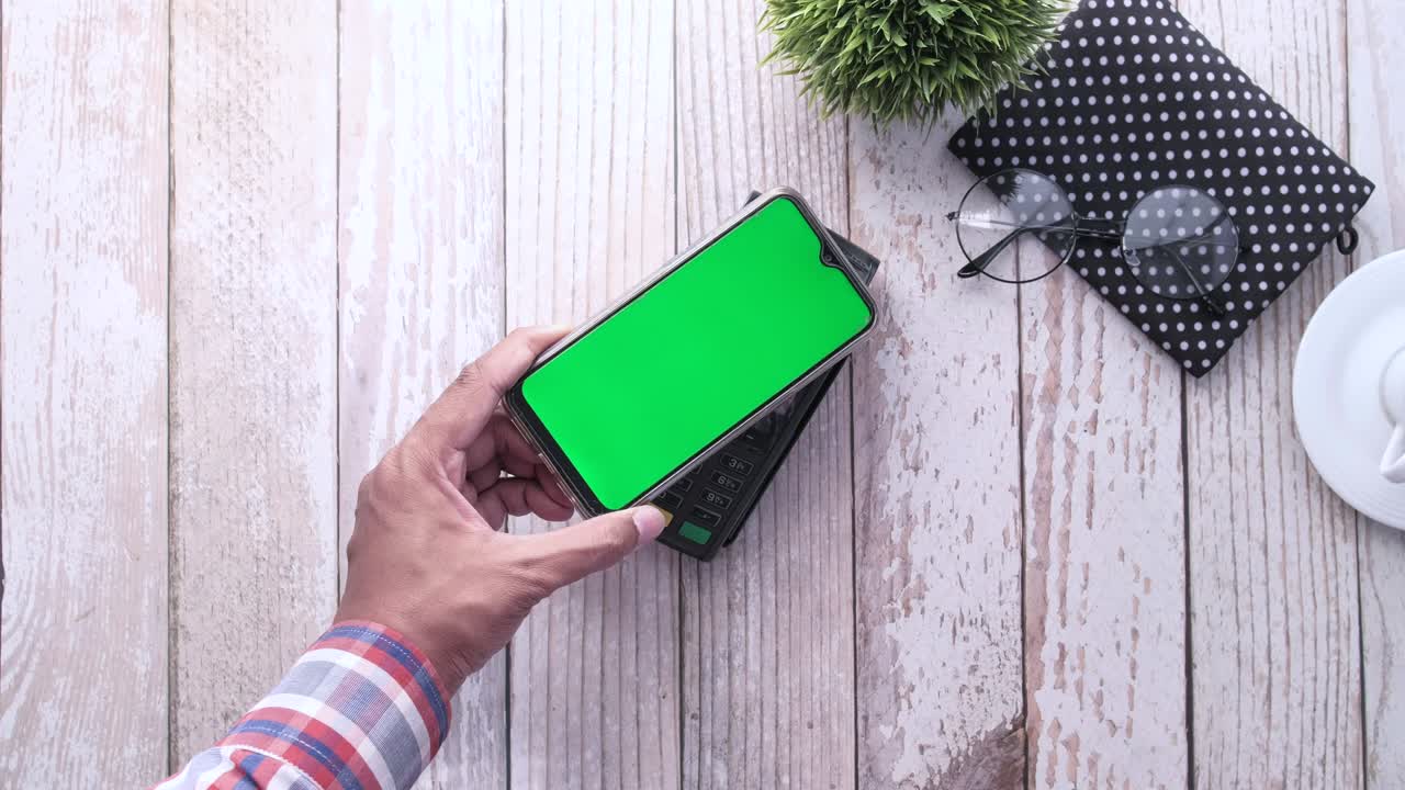 terminal de pago cargando desde un teléfono inteligente, pago sin contacto