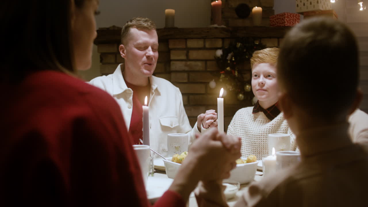 거실에서 새해 전날 축제.