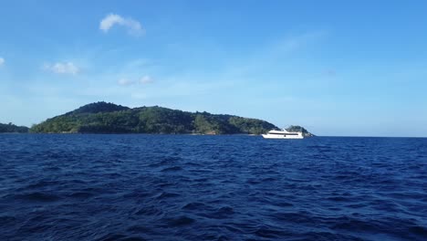 Vista-Del-Barco-Navegando-En-El-Mar