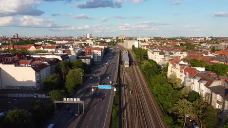 Häuserfronten-Direkt-An-Der-S-Bahn-Und-Autobahn