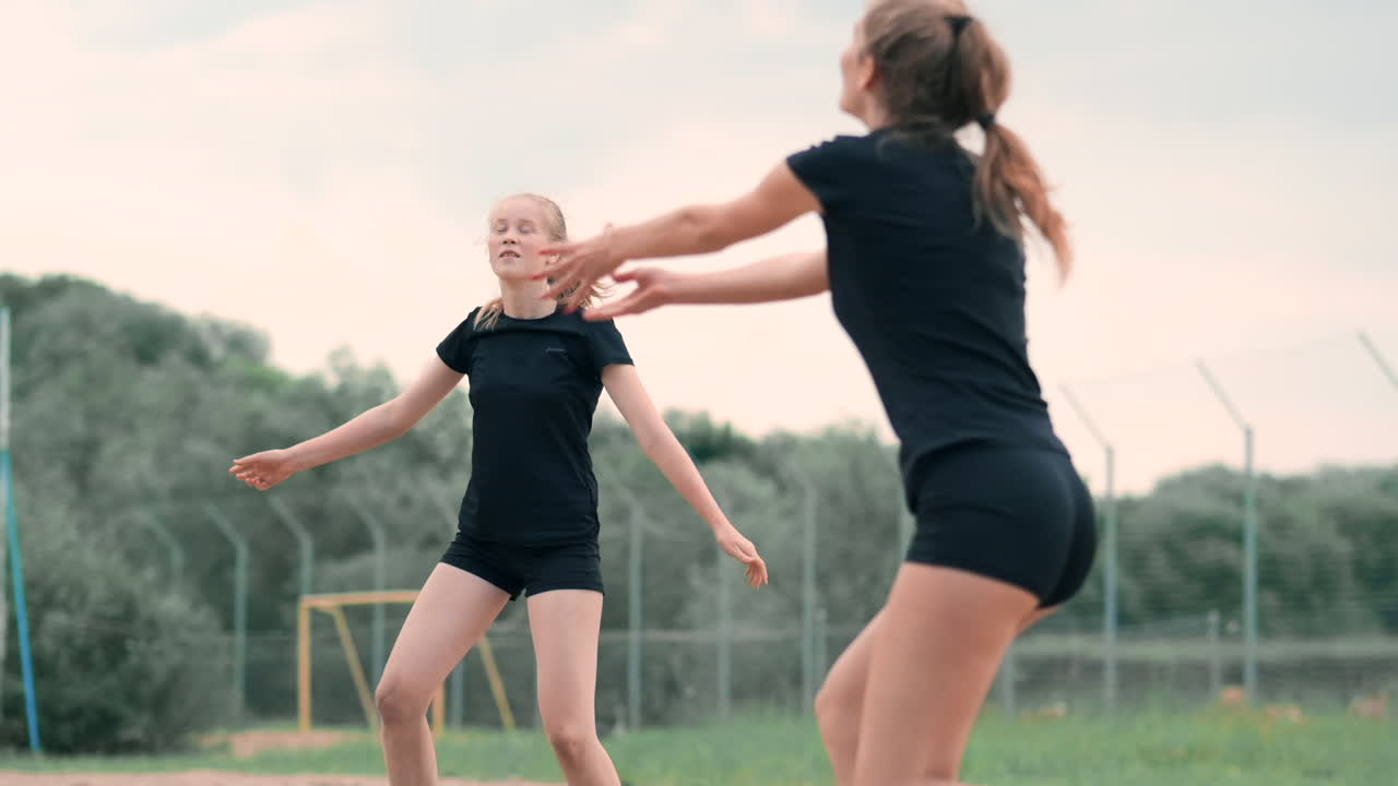 해변에서 배구하는 네 명의 소녀. 비치 배구 네트워크 비키니 여성. 평평한 만화 일러스트. 공을 들고있는 소녀가 게임을 시작합니다.